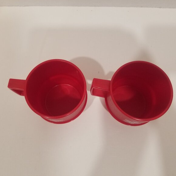 Tupperware Red Snowflake Plates and Mugs (4 pieces total), GUC - EUC - Picture 9 of 14